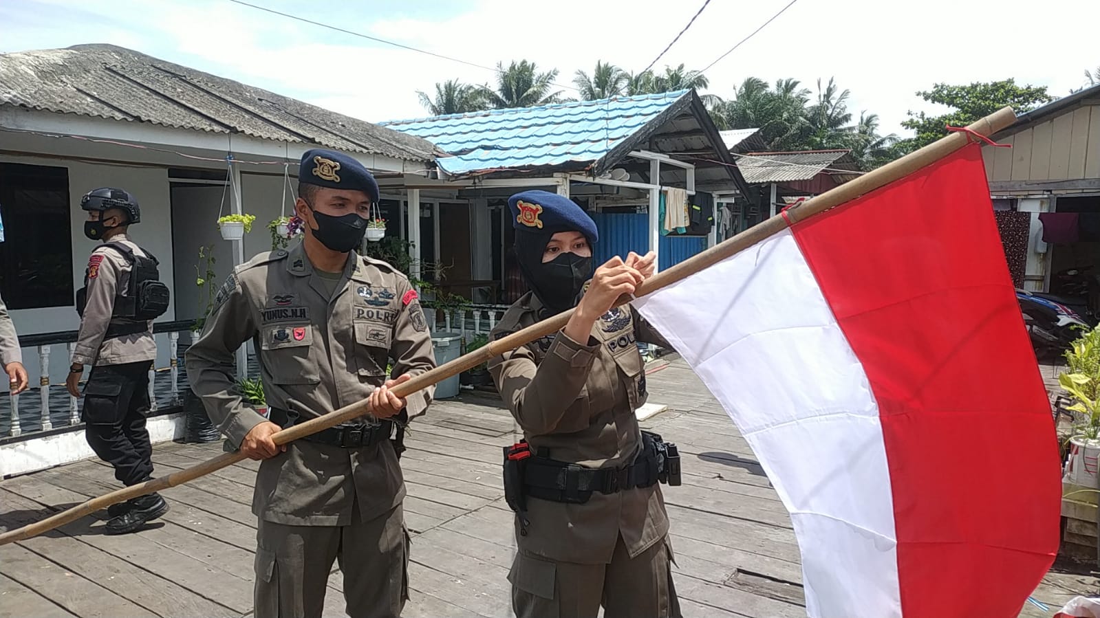 Dukung Gerakan 10 Juta Bendera Merah Putih, Brimob Bagikan Bendera ke Masyarakat Balikpapan