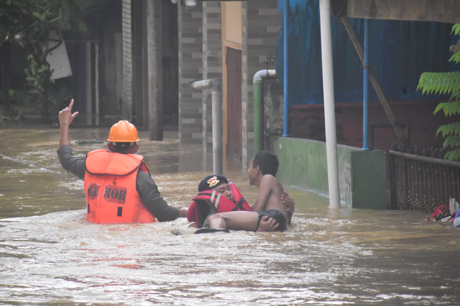 Puluhan Rumah di MT. Haryono Balikpapan Terendam Banjir, SAR Brimob Bantu Evakuasi