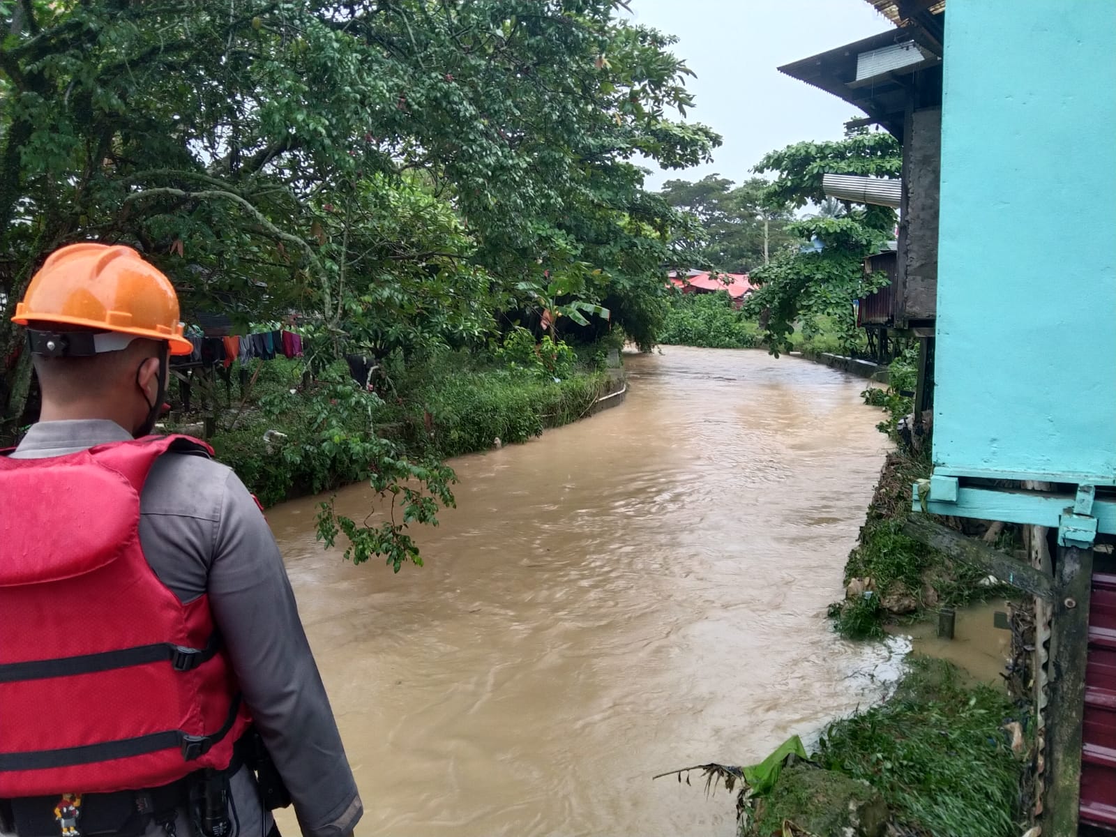 Balikpapan Diguyur Hujan Deras, Brimob Kaltim Pantau Titik Rawan Banjir