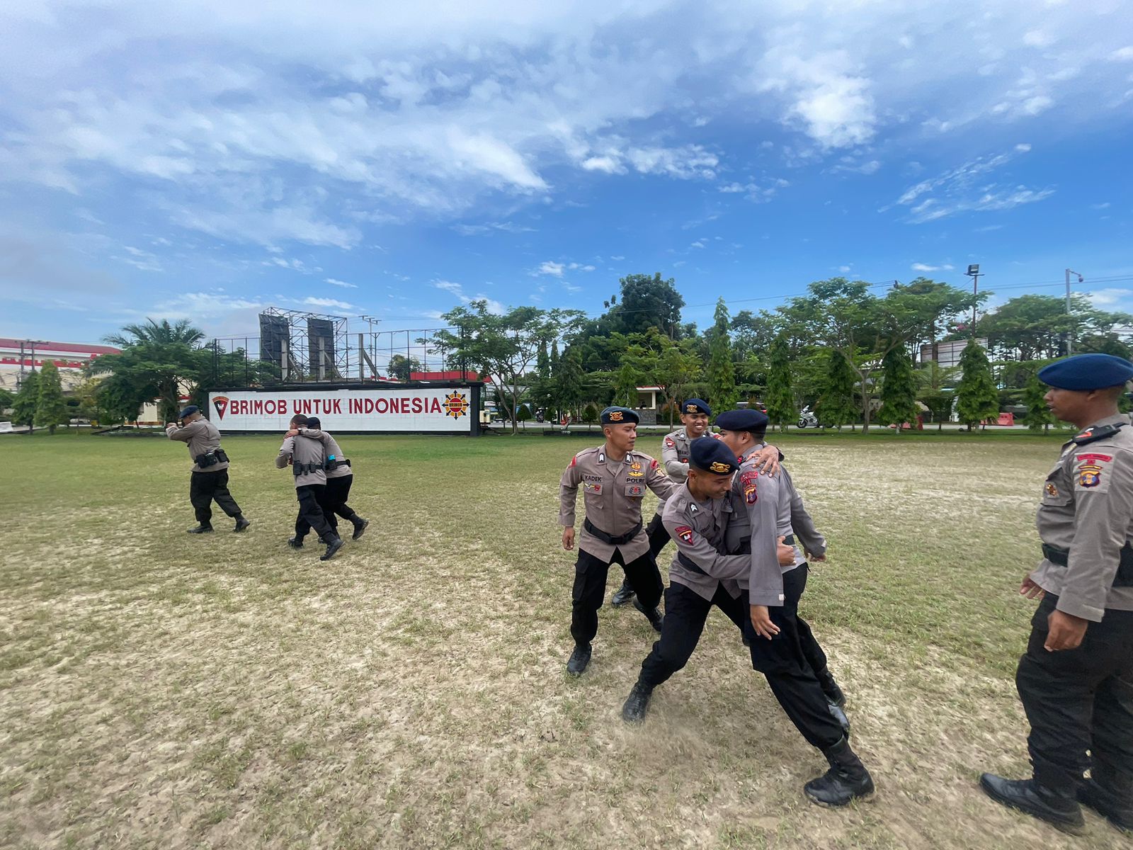 Demi terselenggaranya IKN (Ibu Kota Negara) di Kalimantan Timur, Personil Brimob Kaltim latihkan kemampuan VVIP Protection.