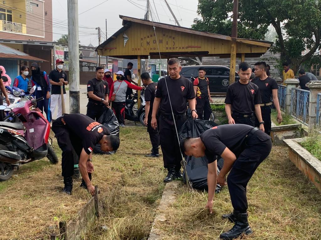 HUT Kota Samarinda Ke 355, Brimob Kaltim Turut Berpartisipasi Dalam Kegiatan Karya Bakti Di Kecamatan Samarinda Seberang