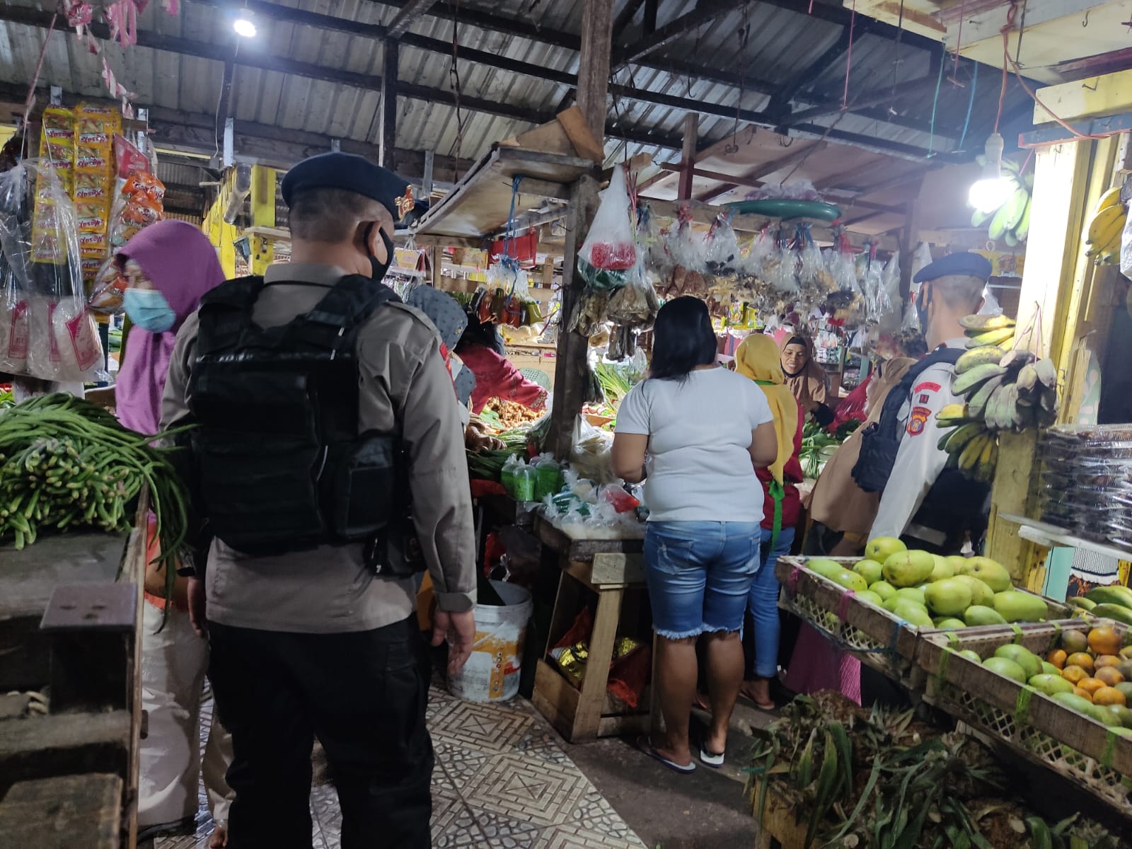 Pasca Lebaran, Patroli Brimob Polda Kaltim Pantau Ketersediaan Bahan Pokok di Pasar