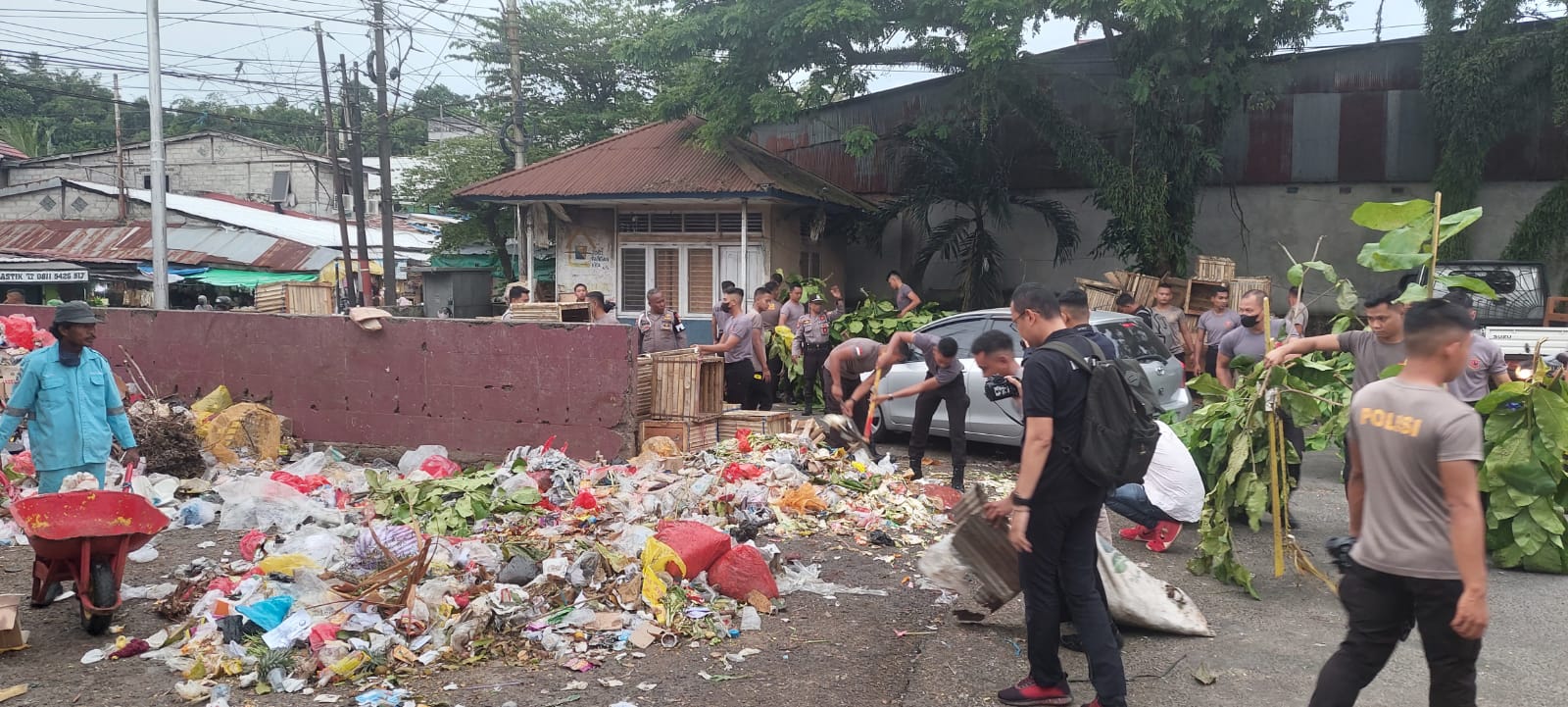 Peduli Lingkungan! Satuan Brimob Polda Kaltim Bersih-bersih di Pasar Sepinggan