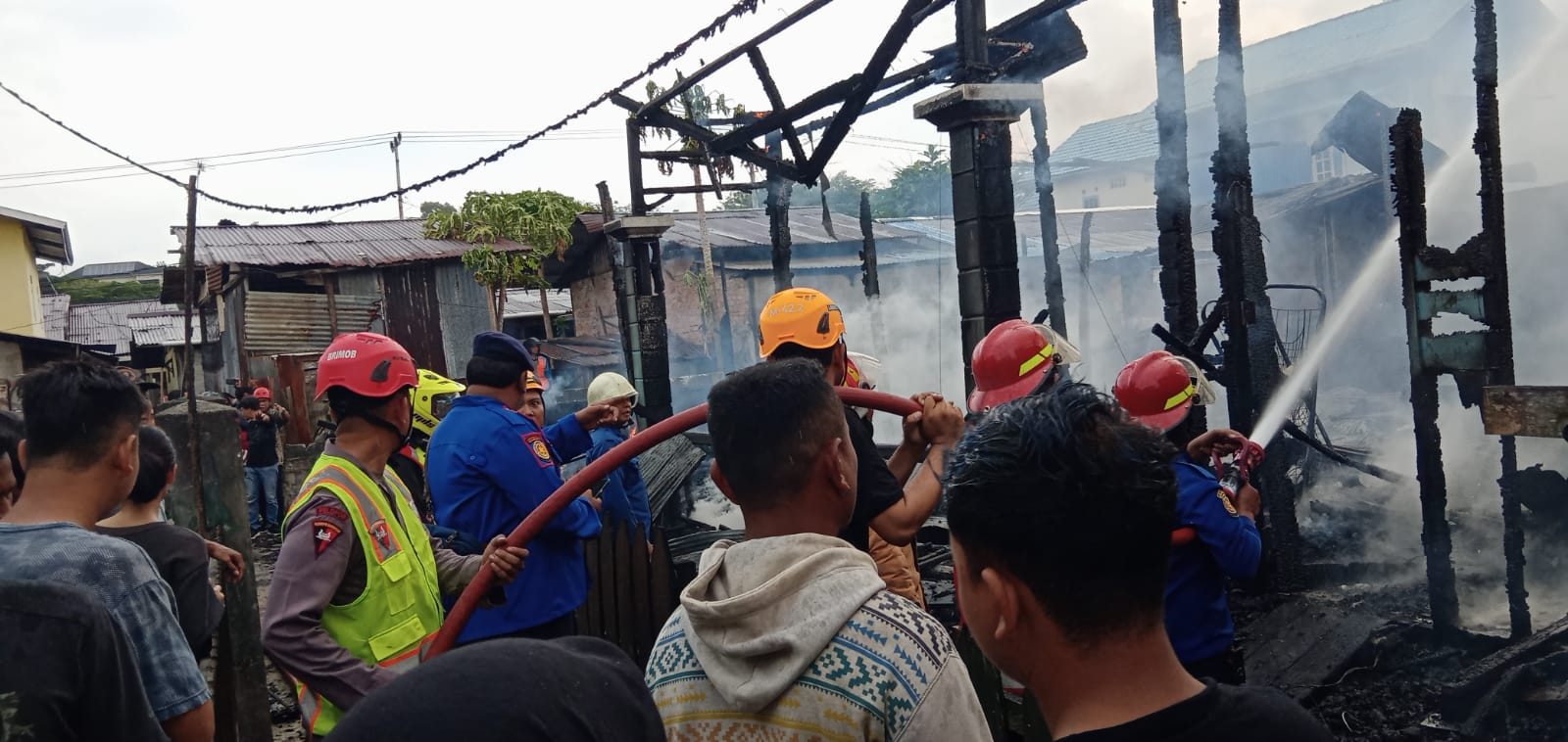 Brimob Polda Kaltim Bantu Padamkan Kebakaran dan Evakuasi Korban di RT 28 Sepinggan Baru
