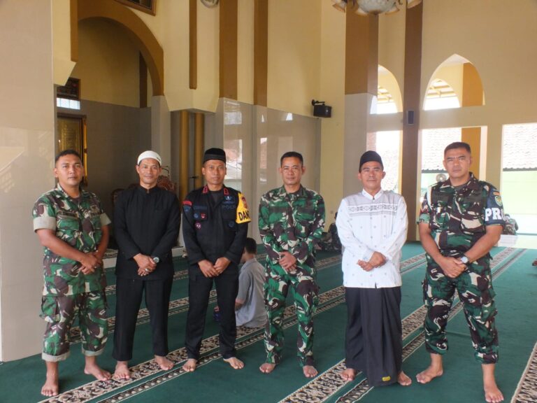 Sinergitas TNI-POLRI Brimob Kaltim Laksanakan Shalat Jumat Bersama Yonif 600 Raider