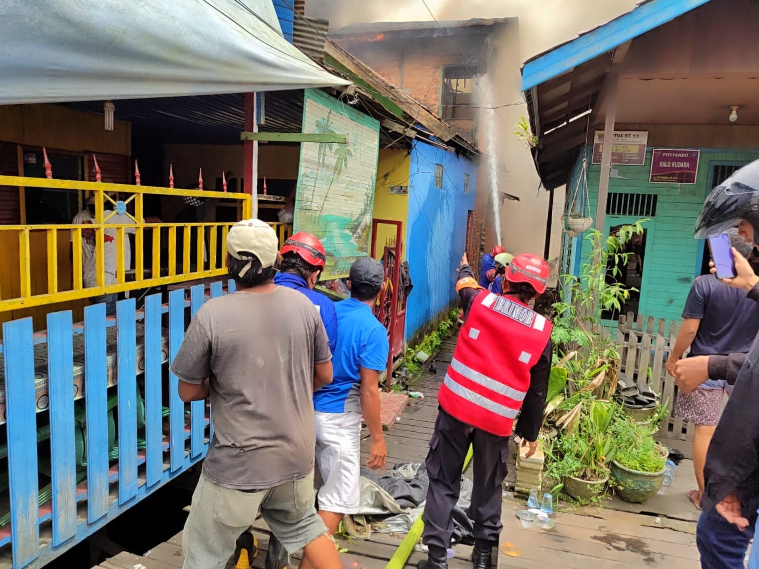 Aksi Sigap Tim Respon Bencana Brimob Kaltim Datangi Lokasi Kebakaran