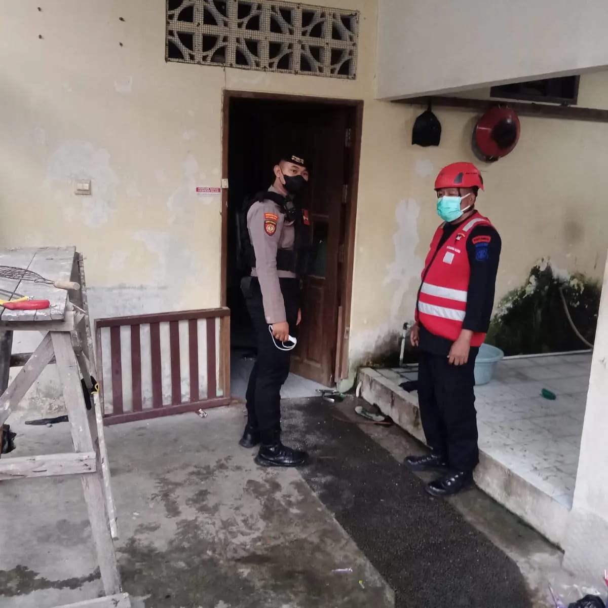 Brimob Batalyon A Bantu Evakuasi Penemuan Mayat Di Markoni Balikpapan