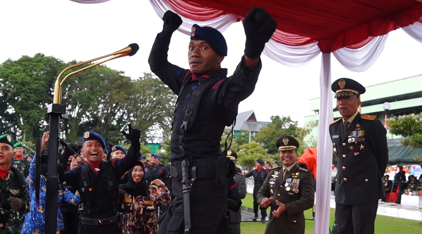 Energinya Memukau! Anggota Brimob Polda Kaltim Goyang “Tabola Bale” di HUT ke-80 TNI