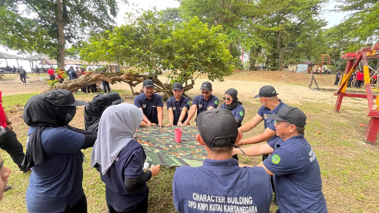 Bentuk Karakter Cinta Tanah Air, Batalyon A Brimob Kaltim Dampingi Outbound Anggota KNPI Kukar di Halang Rintang Wajracyena