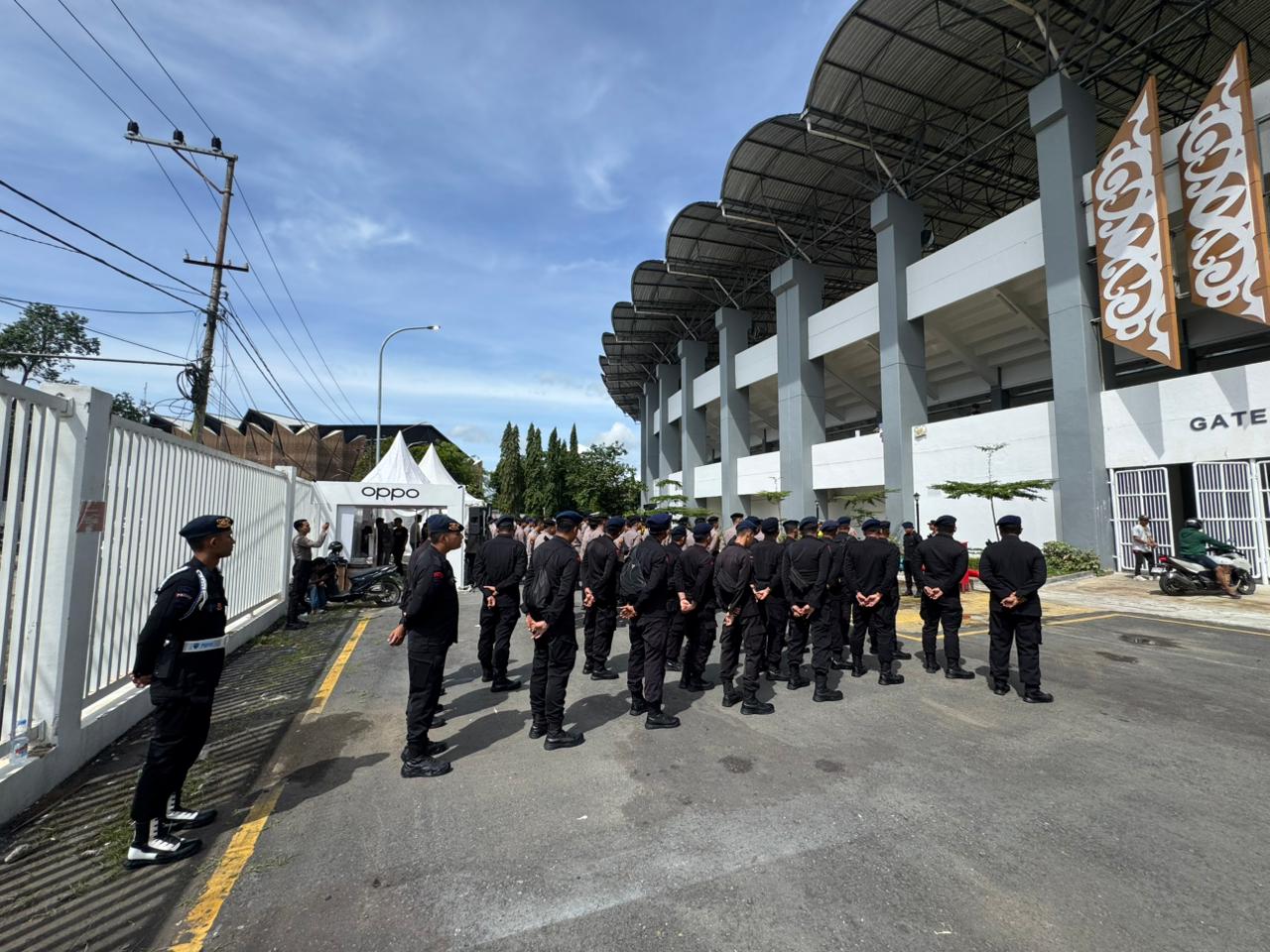 Batalyon B Brimob Kaltim Amankan Laga Sengit Borneo FC vs Bali United di Segiri