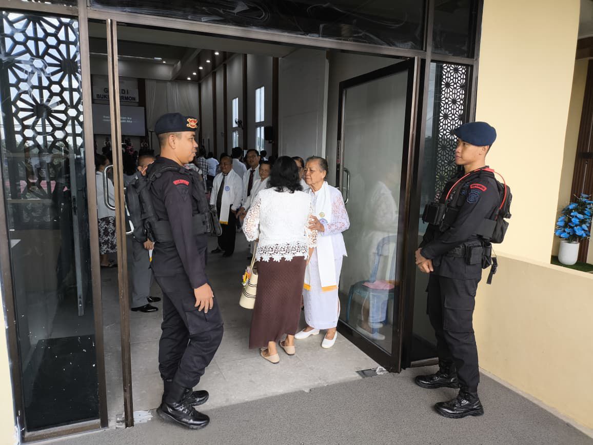 Batalyon A Brimob Kaltim Patroli Gereja, Pastikan Ibadah Umat Nasrani Berjalan Aman dan Kondusif