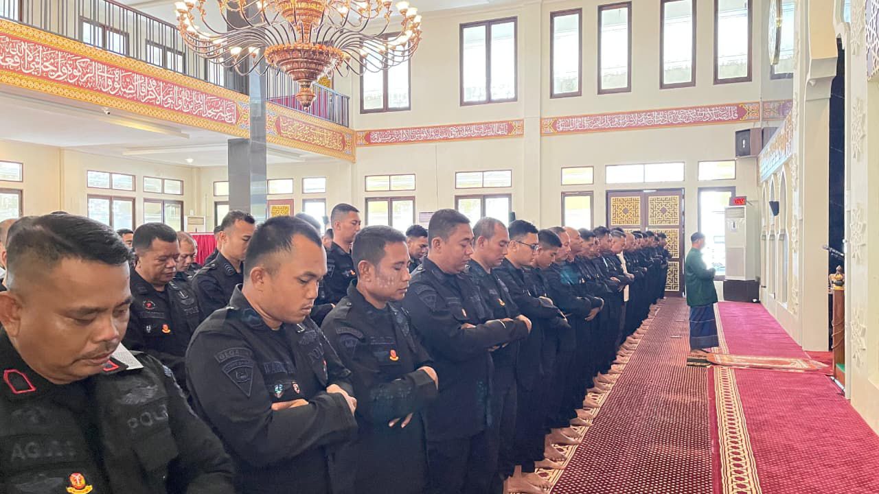 Batalyon A Brimob Kltim Gelar Sholat Ghoib Serta Doa Bersama Untuk Korban Banjir Dan Tanah Longsor Sumatera
