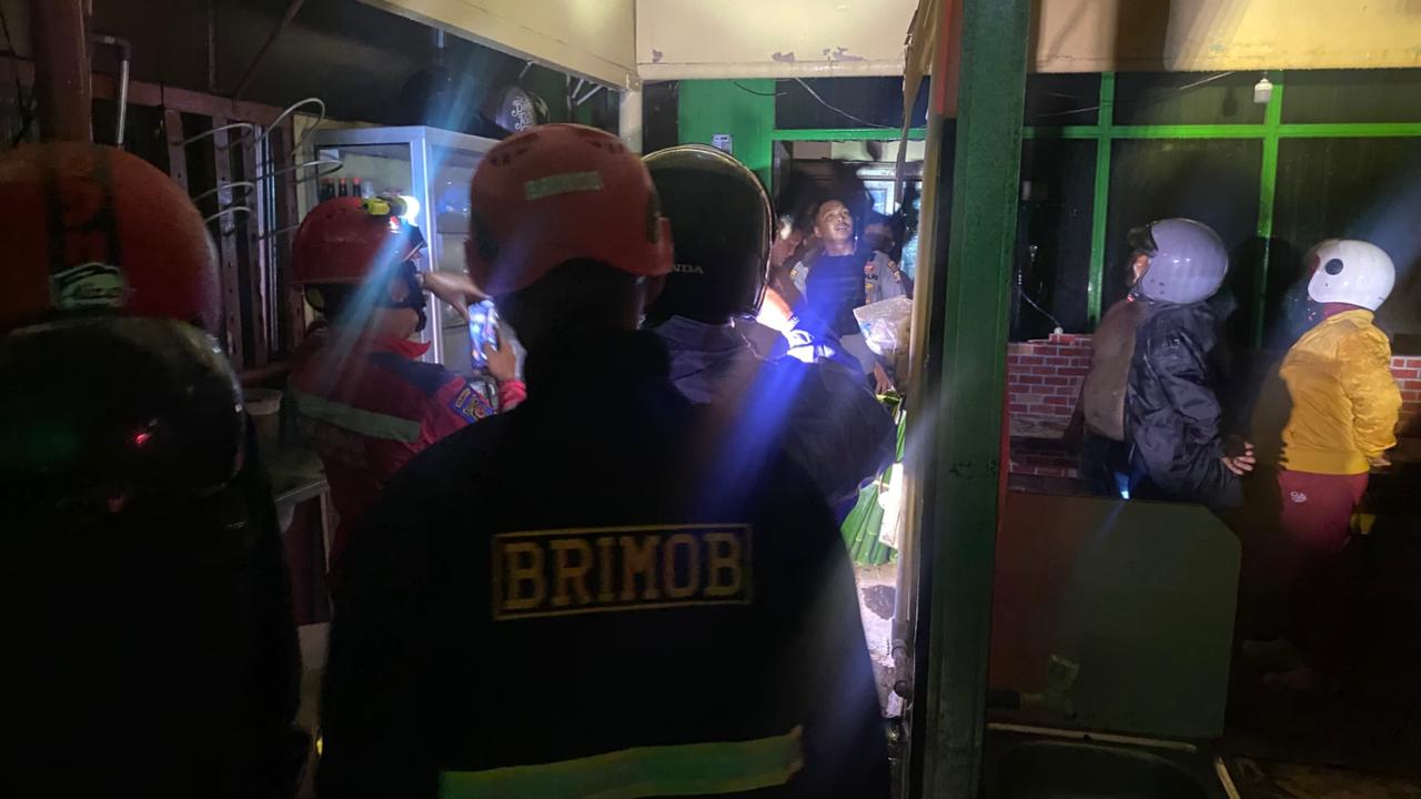 Ruko Hangus di Sempaja Selatan, Tim Respon Bencana Batalyon B Brimob Kaltim Sigap Berikan Pertolongan