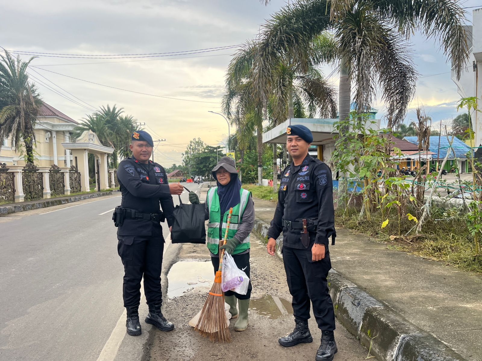 Brimob Paser Berbagi Berkah: Ulurkan Tangan kepada Pengumpul Barang Bekas dan Petugas Kebersihan