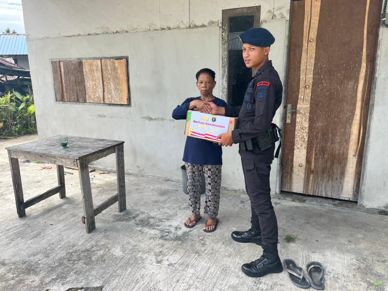 Sentuhan Kemanusiaan Batalyon A Brimob Balikpapan: Dua Wanita Lansia di Sepinggan Raya Terima Bantuan Sembako