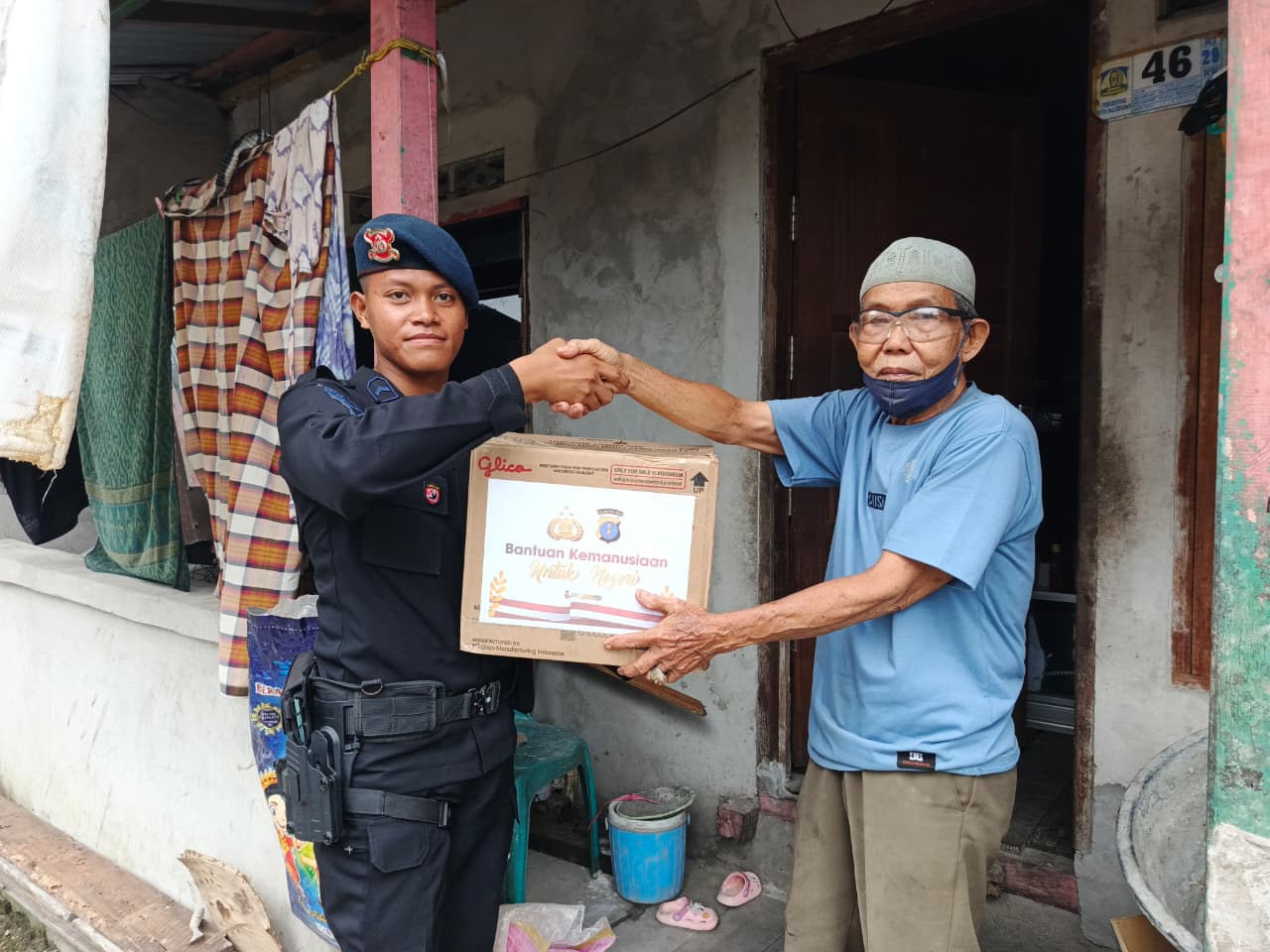Jumat Berkah Detasemen Gegana Brimob Kaltim: Sentuh Pekerja Serabutan dan Nelayan di Balikpapan Barat