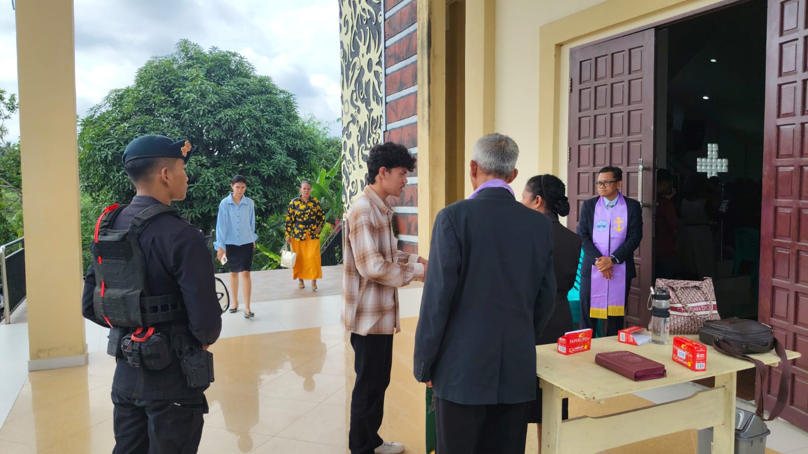 Jamin Keamanan Ibadah, Batalyon C Brimob Kaltim Kawal Gereja di Balikpapan Utara