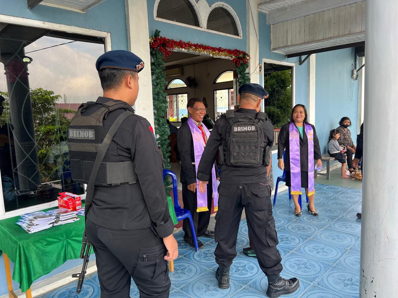 Jaga Toleransi dan Khidmat Ibadah, Brimob Samarinda Amankan Tiga Gereja di Akhir Pekan