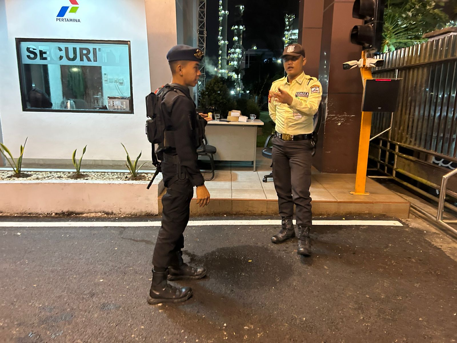 Amankan Obyek Vital Malam Hari, Detasemen Gegana Brimob Gelar Patroli KRYD di Balikpapan