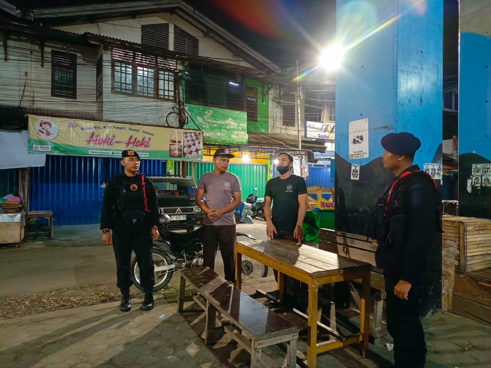 Patroli Dialogis Brimob Jaga Kondusifitas Malam Kota Balikpapan Tetap Aman