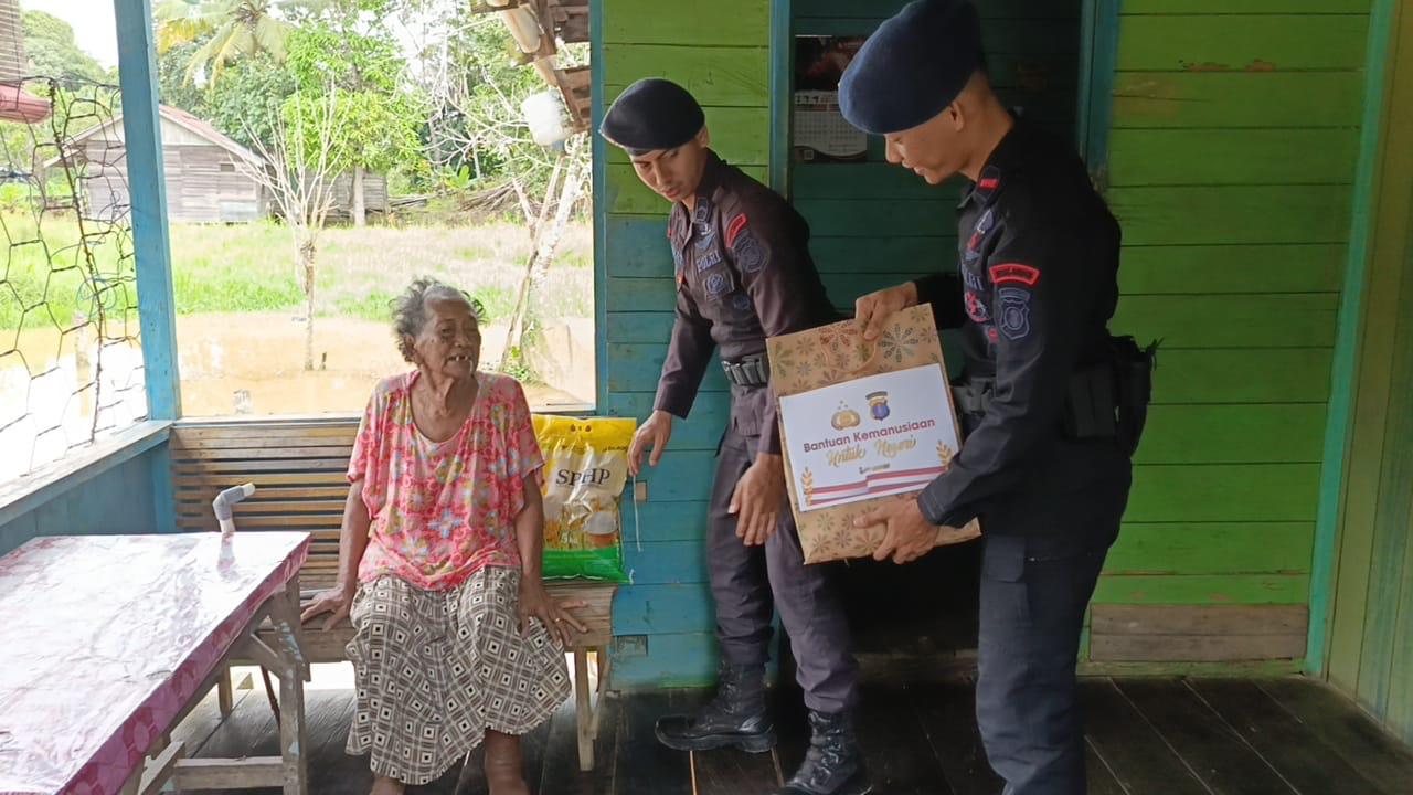 Jumat Berkah di Berau: Personel Kompi 3 Batalyon C Ringankan Beban Lansia di Tanjung Redeb