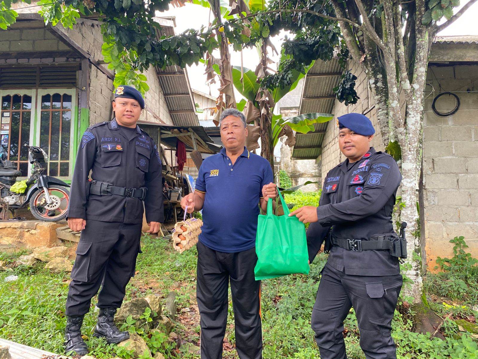 Jumat Berkah di Tanah Grogot: Brimob Paser Salurkan Bantuan Sembako bagi Warga Membutuhkan