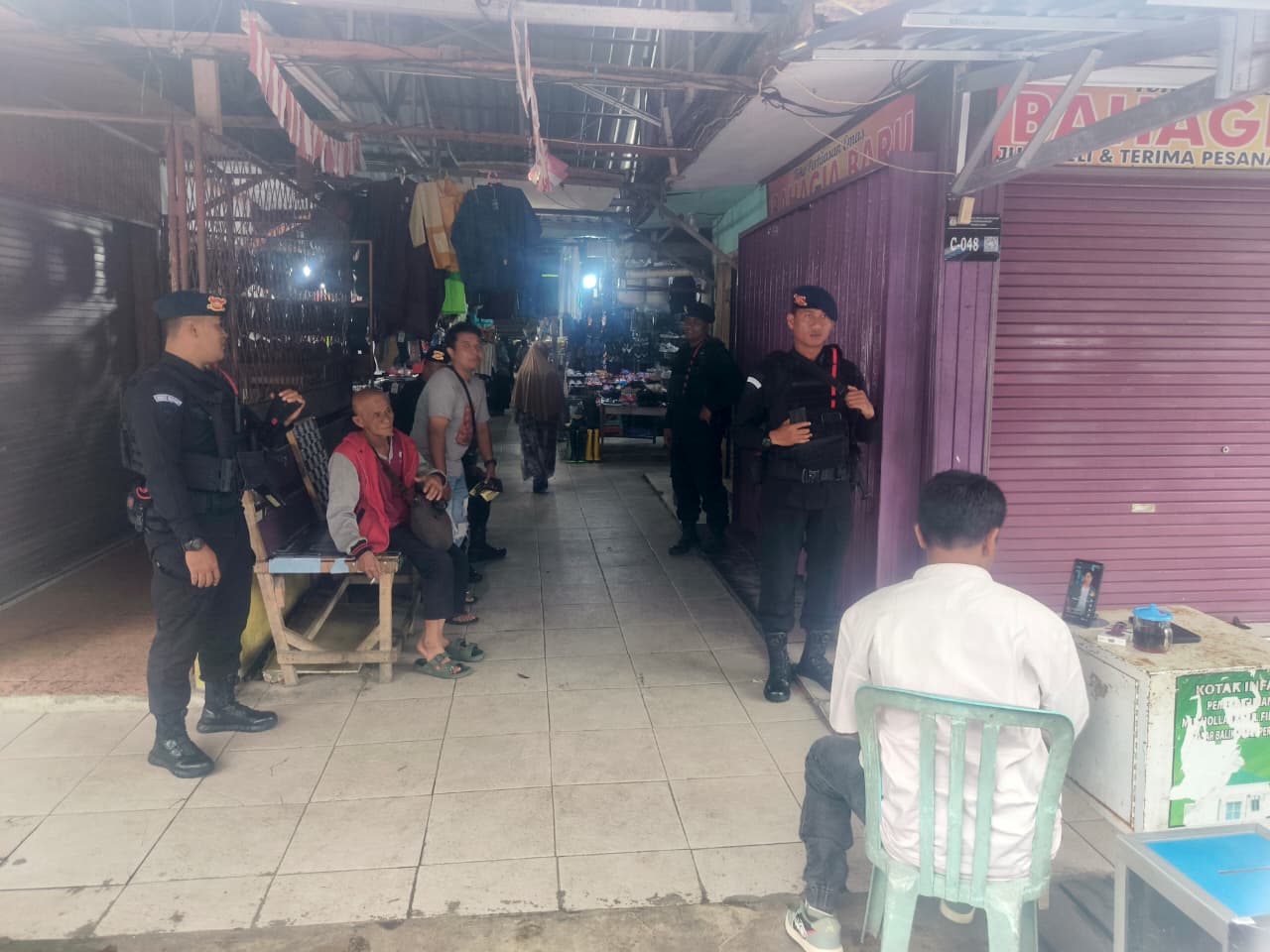 Patroli Humanis Batalyon A Brimob Kaltim Amankan Ops Lilin Mahakam 2025 di Kota Balikpapan