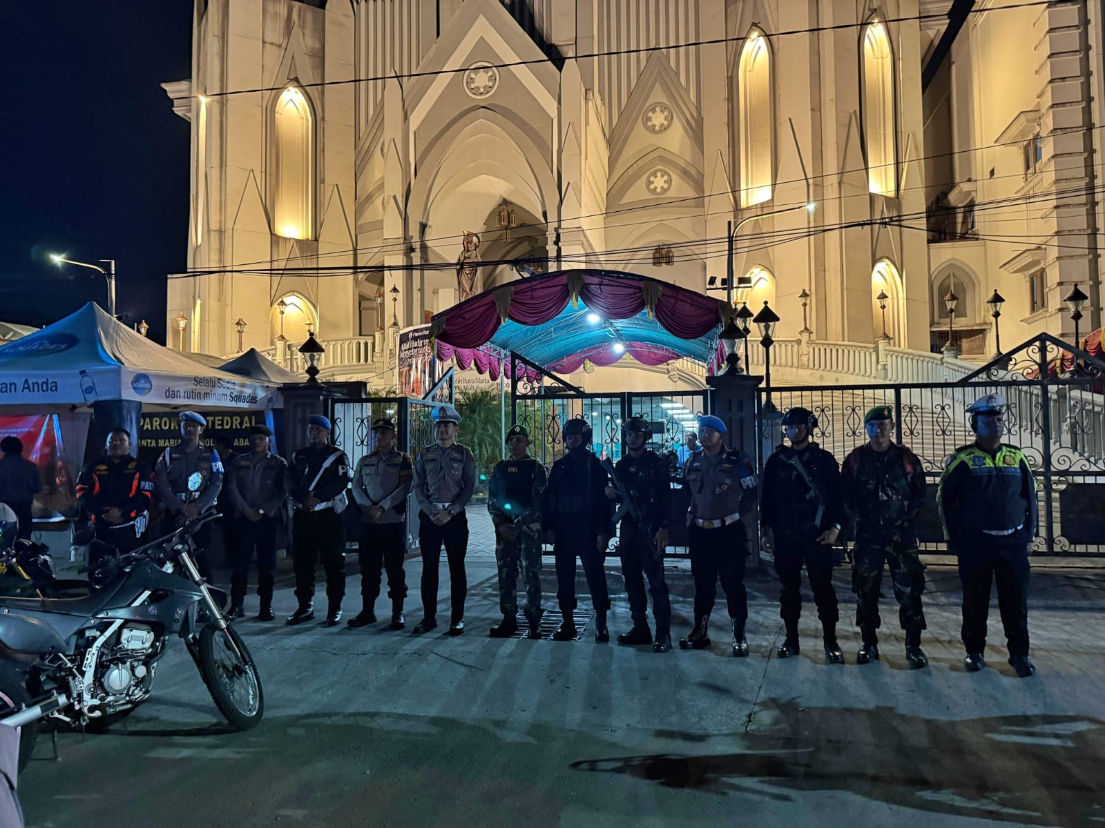 Pastikan Keamanan Jantung Kota, Brimob Samarinda Pantau Pos Terpadu Gajah Mada dan Gereja Katedral