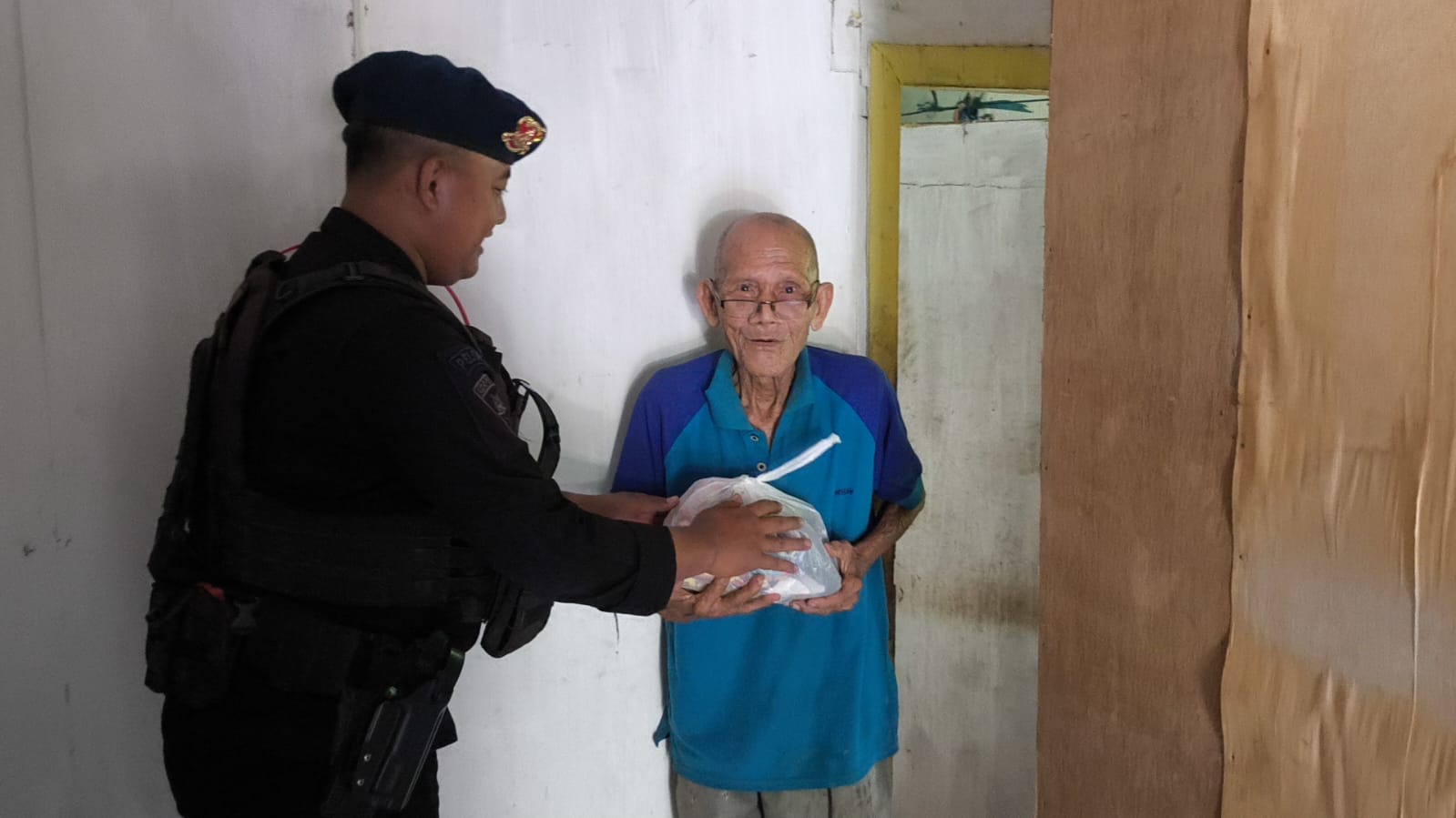 Sentuhan Kemanusiaan di Balikpapan Utara, Brimob Kaltim Salurkan Sembako Jumat Berkah bagi Lansia