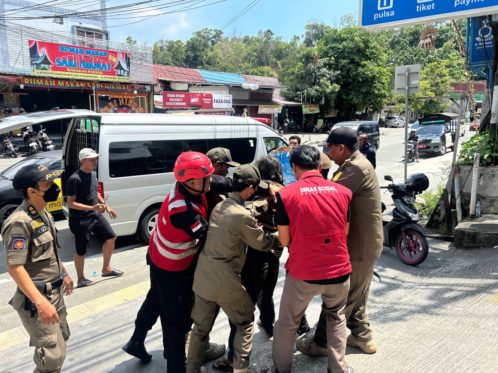 Respons Cepat Batalyon A Brimob Kaltim Atasi Laporan Warga Terkait ODGJ yang Mengamuk di Depan Minimarket