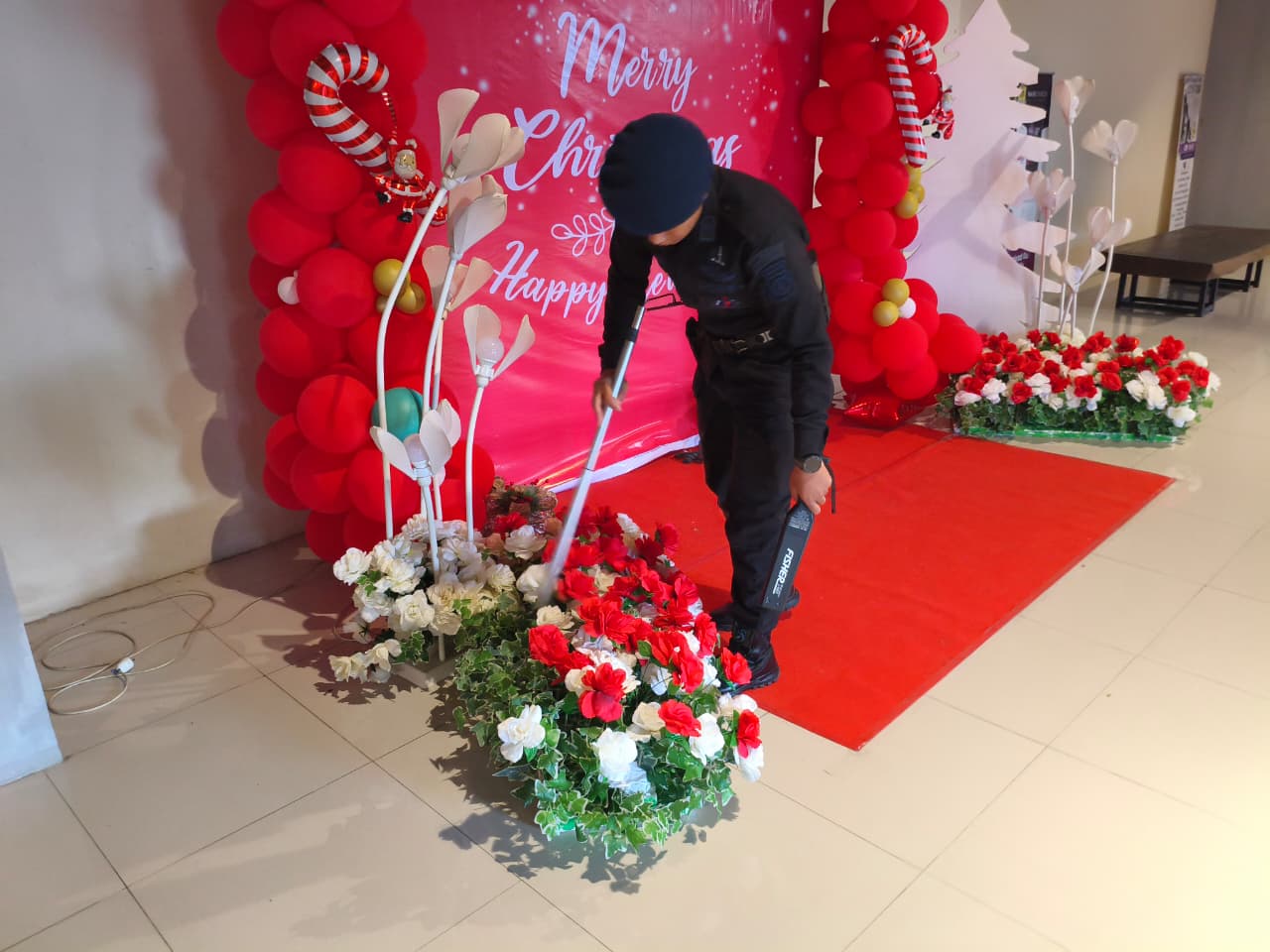 Jamin Keamanan Malam Tahun Baru, Tim Jibom Gegana Brimob Kaltim Sterilisasi Gereja di Balikpapan