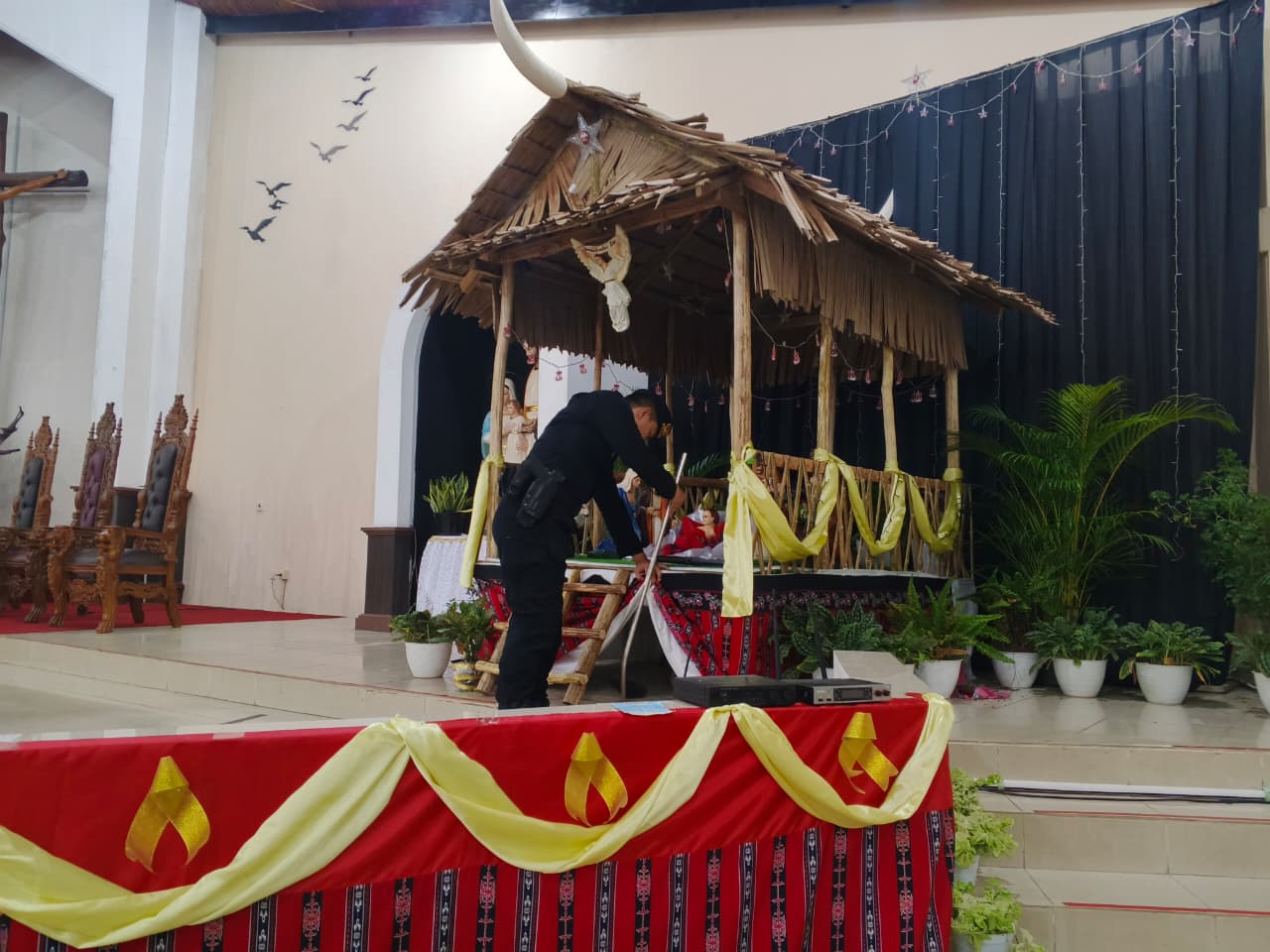 Pastikan Keamanan Misa Malam Tahun Baru, Tim Jibom Gegana Brimob Kaltim Sterilisasi Gereja di Samarinda