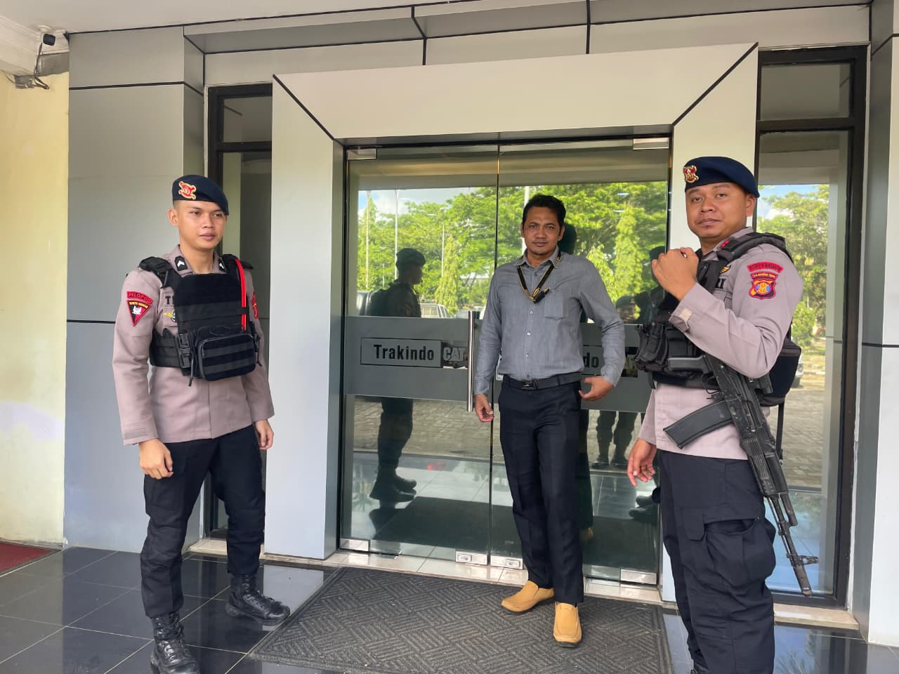 Patroli Dialogis Brimob Kubar Jaga Objek Vital, Lalin Barong Tongkok Aman