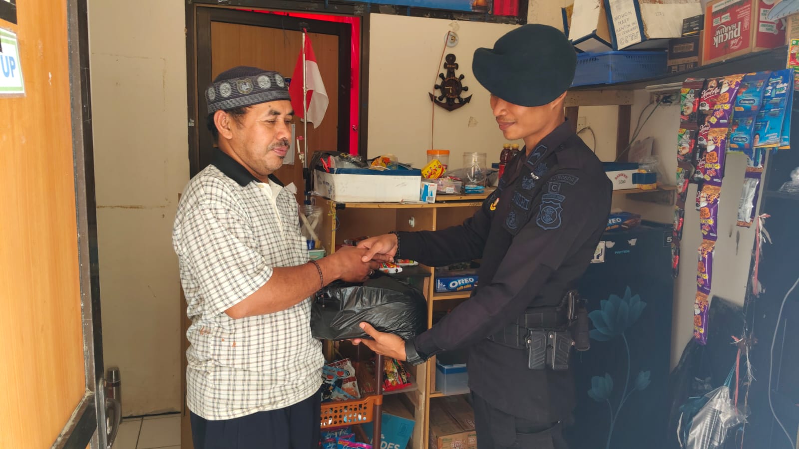 Jumat Berkah Perdana di Tahun 2026, Brimob Kaltim Salurkan Sembako bagi Marbot Masjid di Balikpapan Utara