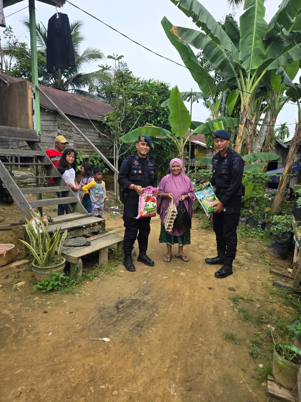 Sentuhan Kasih di Samarinda Seberang, Brimob Kaltim Awali 2026 dengan Program Jumat Berkah