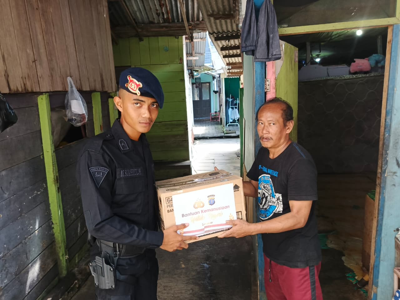 Awal Tahun Penuh Berkah, Detasemen Gegana Brimob Kaltim Sambangi Warga Sepinggan dalam Aksi Kemanusiaan