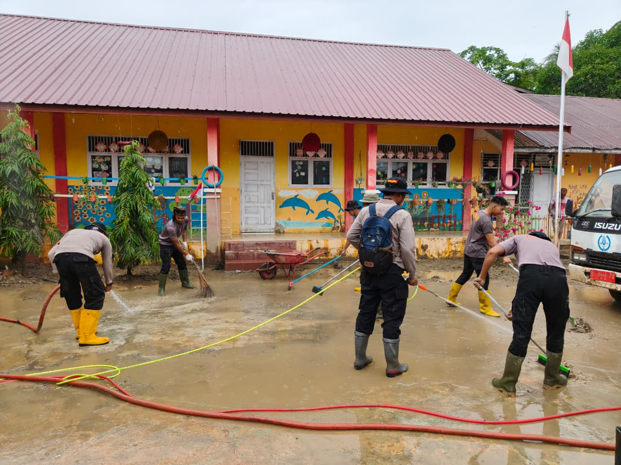 Satbrimob Polda Kaltim BKO Polda Aceh Bergerak Cepat Bantu Pemulihan SD Negeri 8 Samudera Pasca Longsor dan Banjir