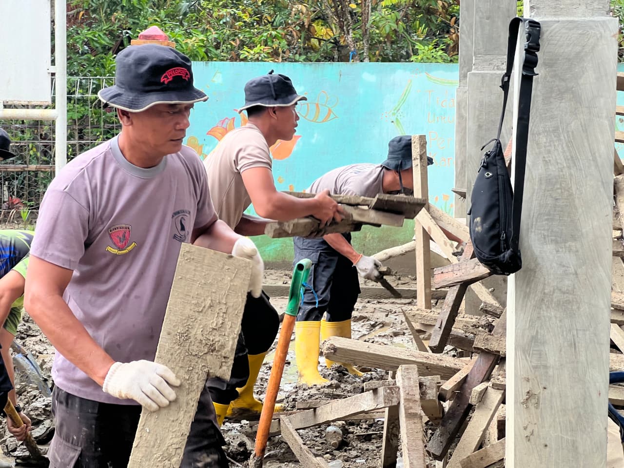 Bantu Pemulihan Pasca Bencana, Satgas Aman Nusa II Brimob Kaltim Bersihkan Sekolah di Aceh Utara