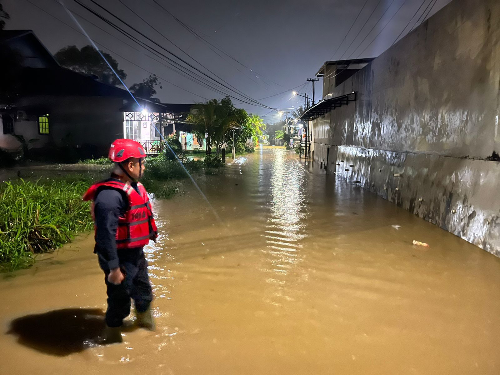 Antisipasi Banjir, Batalyon A Brimob Kaltim Pantau Debit Air di Jl. Beller Balikpapan