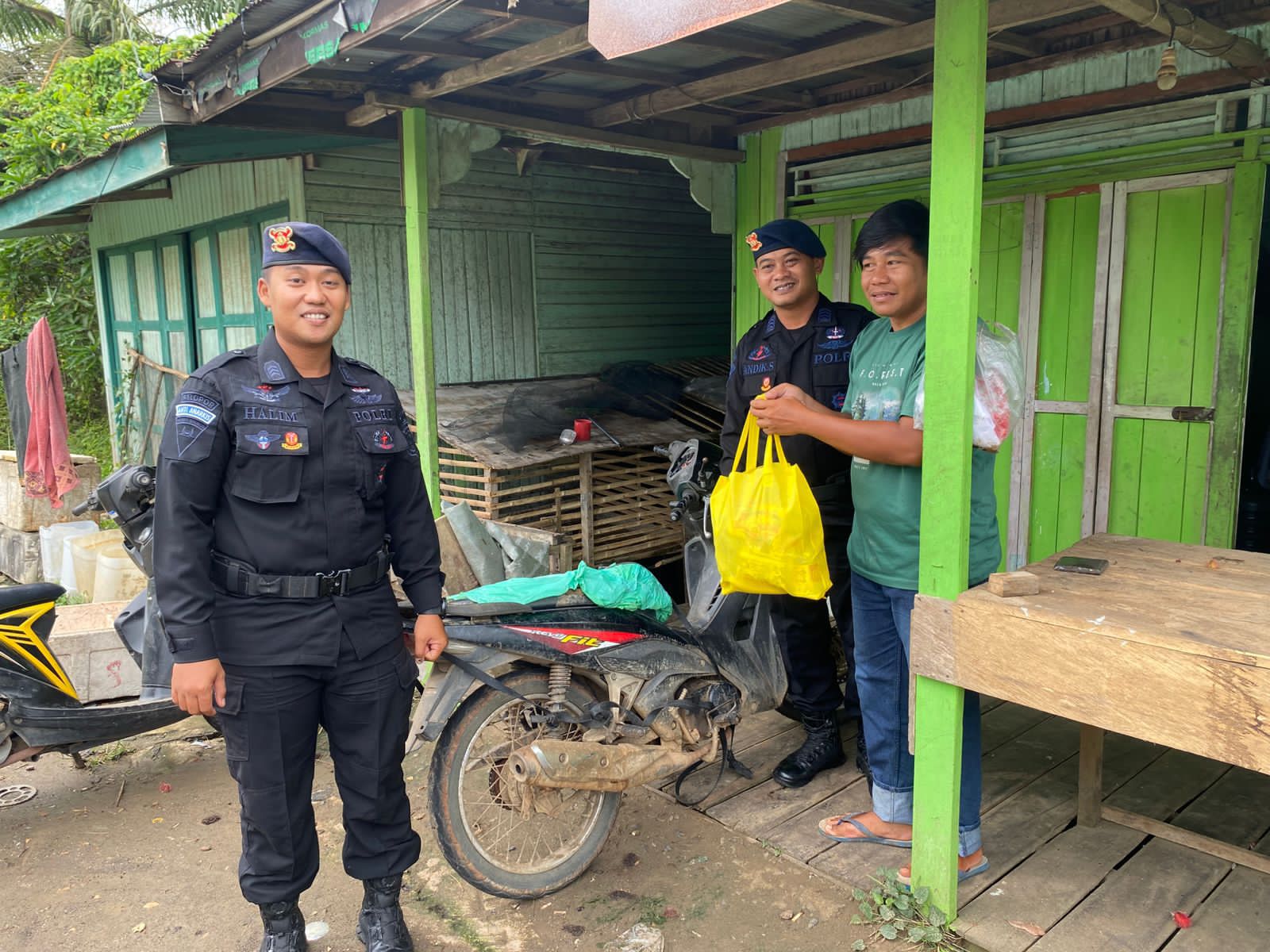 Sentuhan Kepedulian di Tanah Grogot, Brimob Paser Salurkan Sembako Jumat Berkah bagi Warga Desa