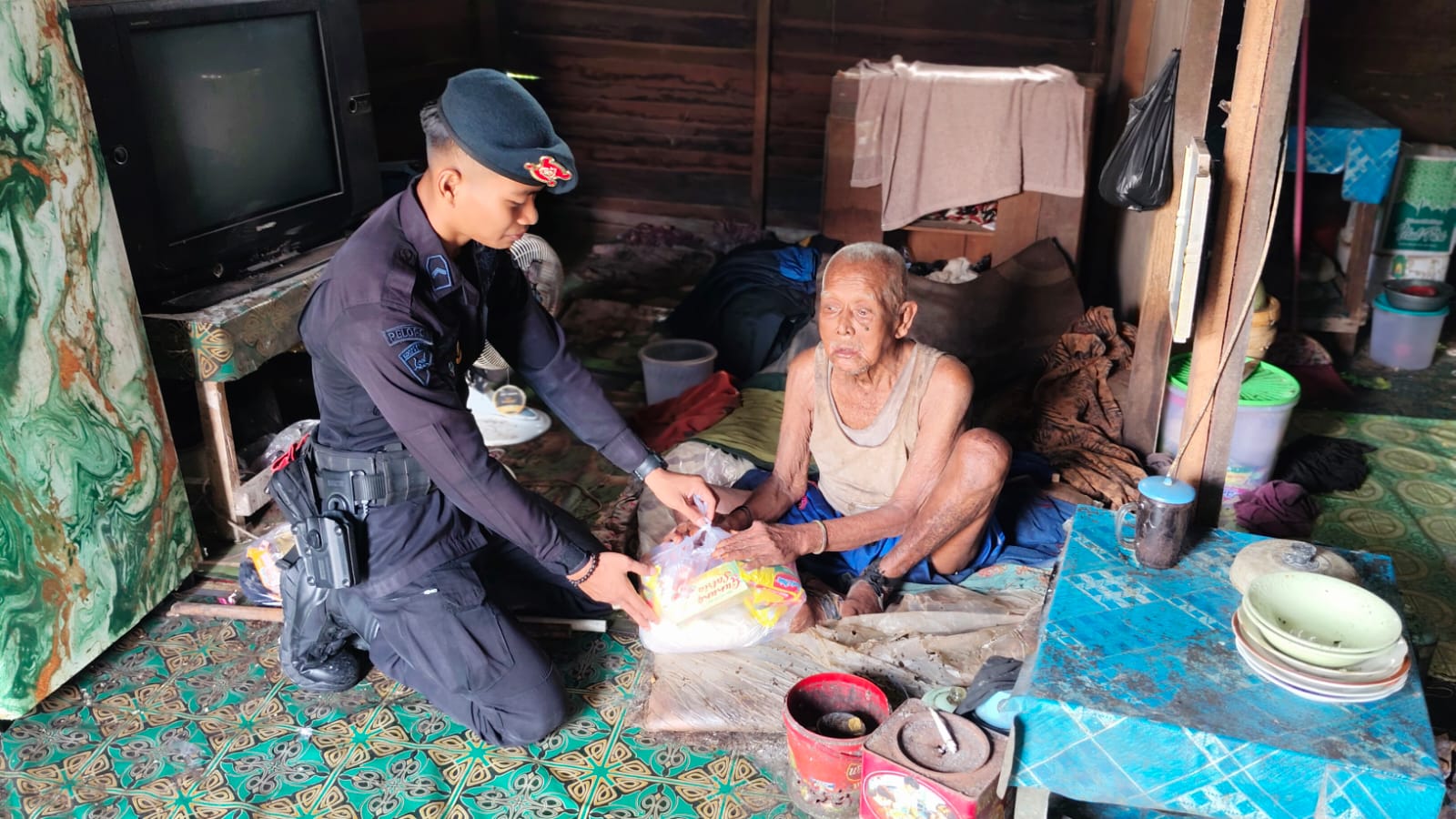 Wujud Bakti untuk Lansia, Brimob Kaltim Sambangi Kediaman Bapak Sari di Pelosok Balikpapan Utara