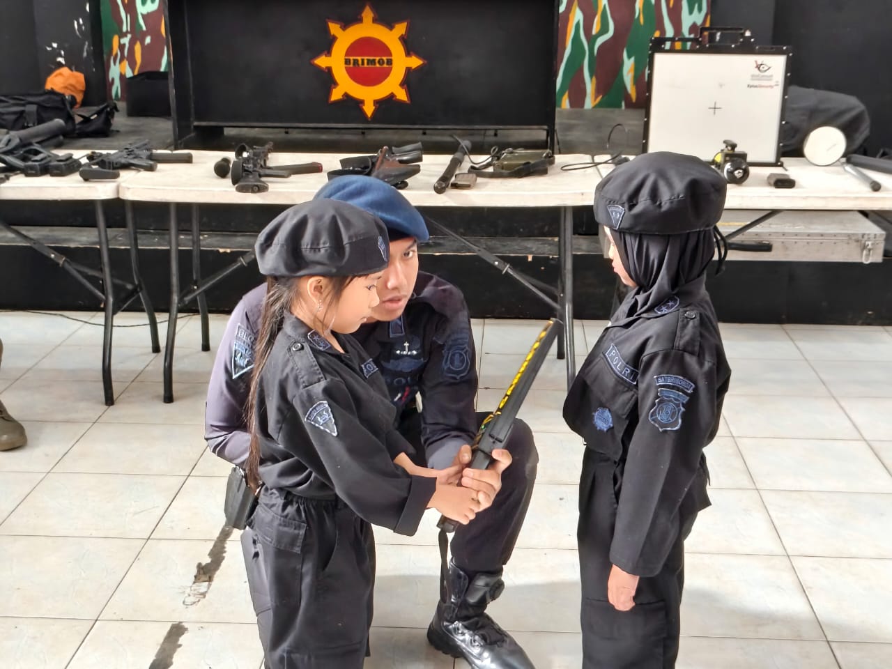 Ceriakan Awal Pekan, Murid TK Negeri 1 Anggara Samarinda Belajar Bersama Brimob Batalyon B Pelopor