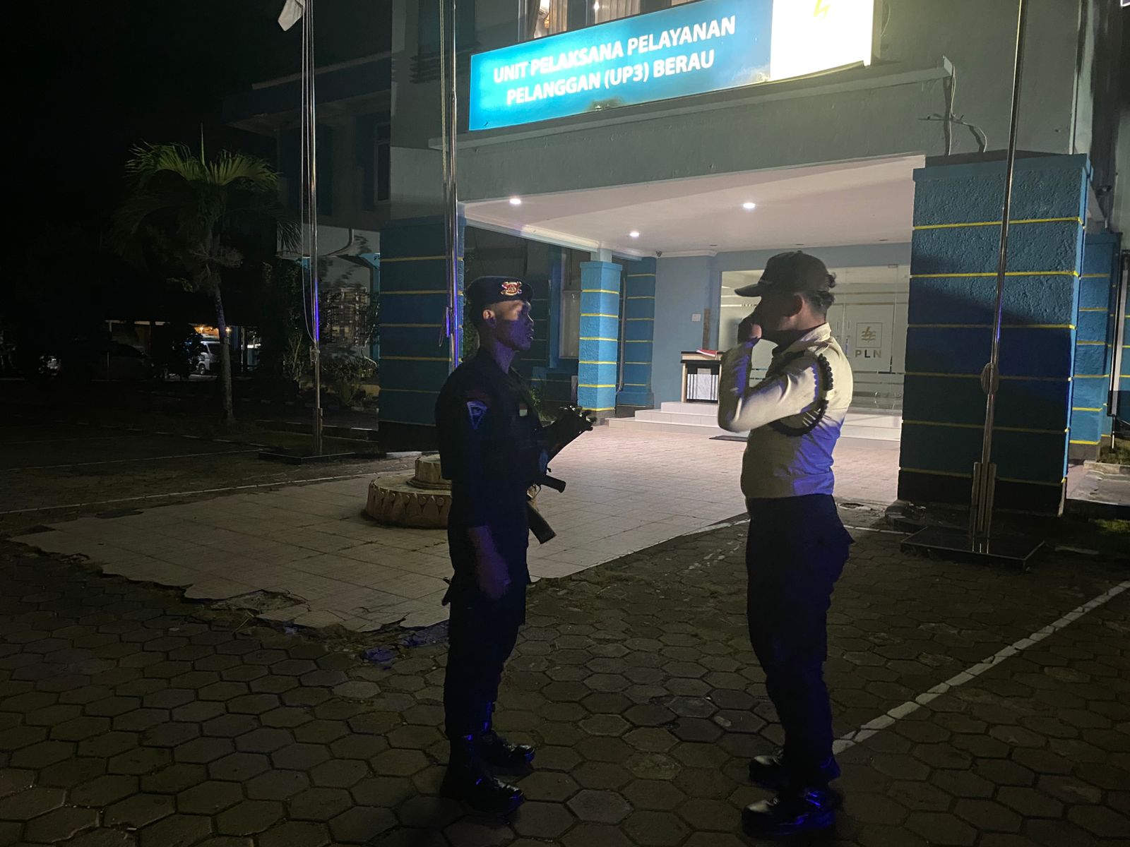 Gencarkan Sambang Kamtibmas, Personel Brimob Kompi 3 Batalyon C Pelopor Pantau Objek Vital Kantor PLN