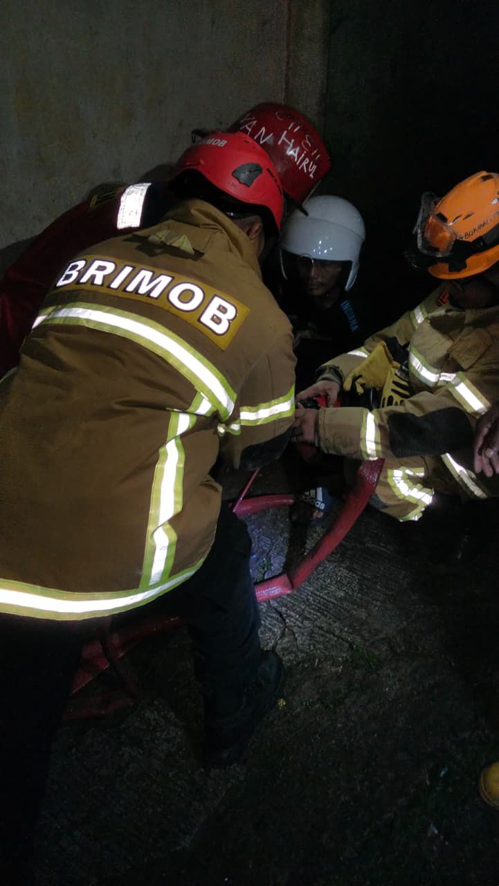 Quick Respon, Brimob Balikpapan Bantu Padamkan Kebakaran Rumah Warga di Gn. Bugis