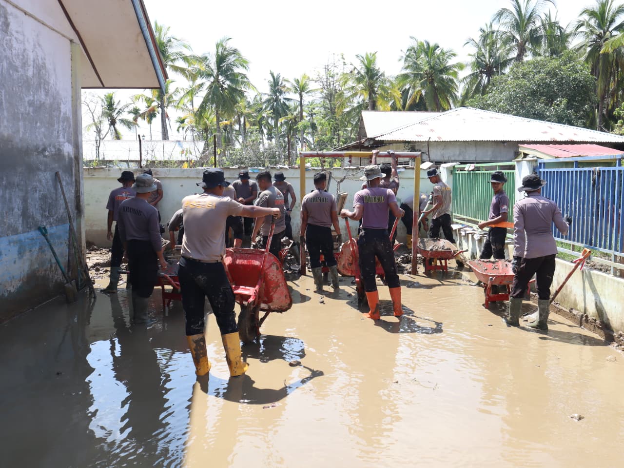Wujud Kepedulian Pendidikan di Aceh Utara, Personel BKO Brimob Kaltim Bersihkan Lumpur di SPS Al-Qausar