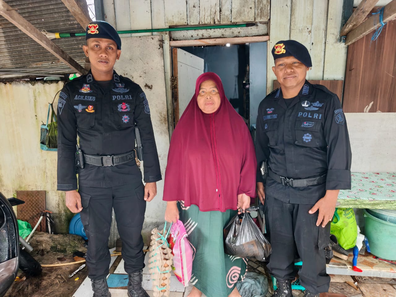 Sasar Lansia di Samarinda Seberang, Brimob Kaltim Salurkan Bantuan Sembako Jumat Berkah