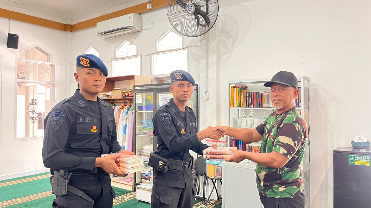 Jumat Berkah, Batalyon A Brimob Kaltim Bagikan Mushaf Al Quran ke Masjid Jami Al Ikhlas Balikpapan