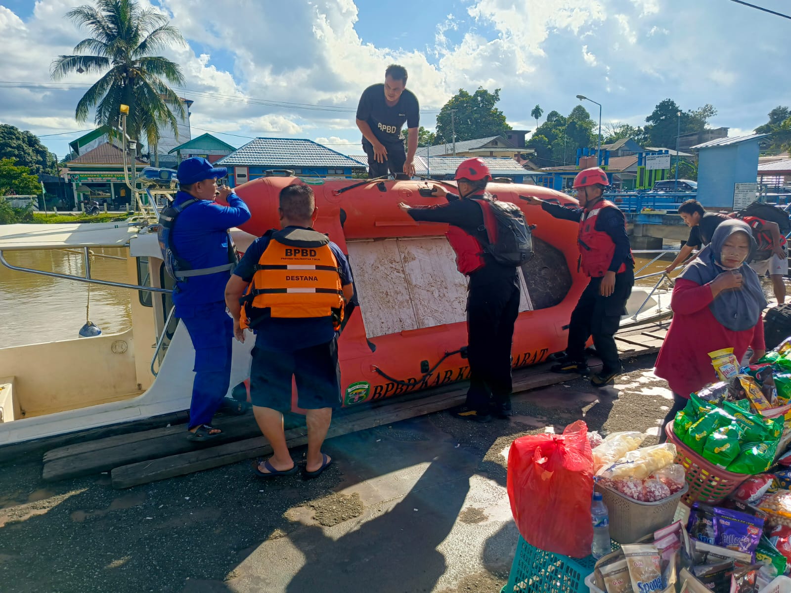 Kawal Misi Kemanusiaan, Brimob Kutai Barat Terus Sisir Sungai Cari ABK Kapal yang Tenggelam