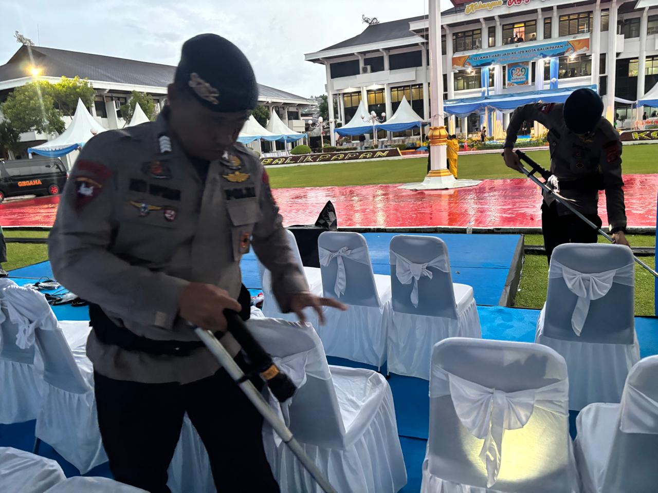 Personel Detasemen Gegana Brimob Polda Kaltim Laksanakan Sterilisasi di Kantor Wali Kota Balikpapan