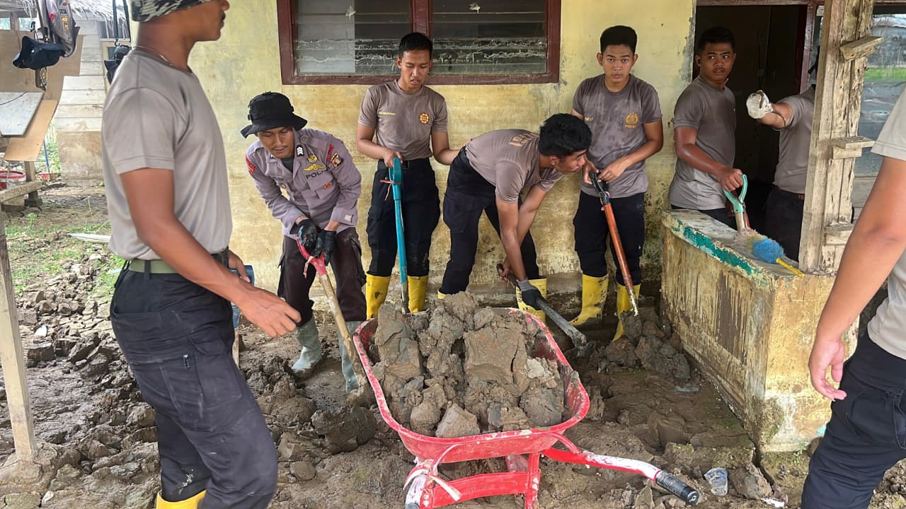 Sinergi di Serambi Mekkah, Personel BKO Brimob Kaltim Bersihkan Lumpur di Asrama Polsek Muara Batu